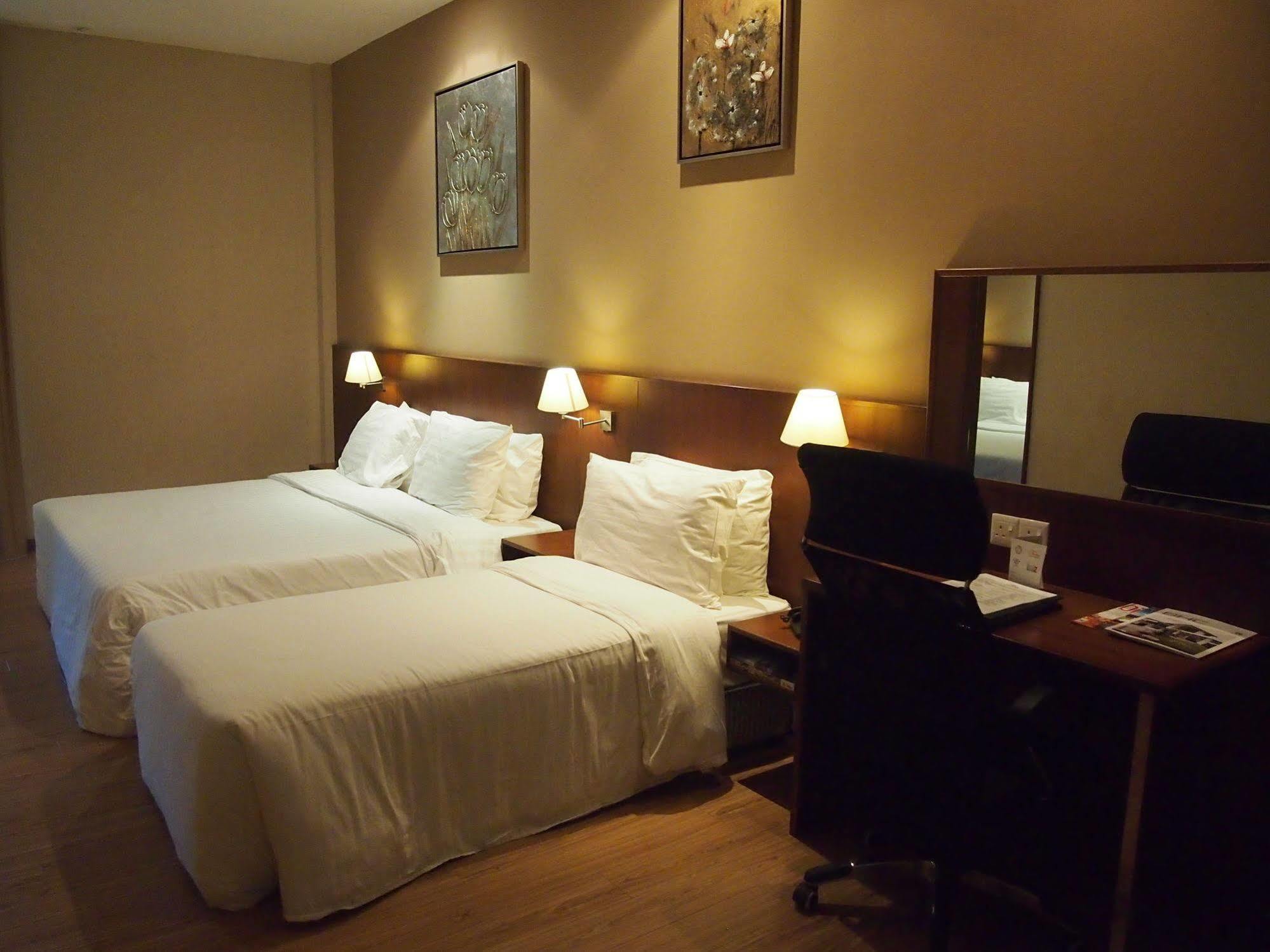 Swiss Hotel Apartment Kuala Belait Buitenkant foto